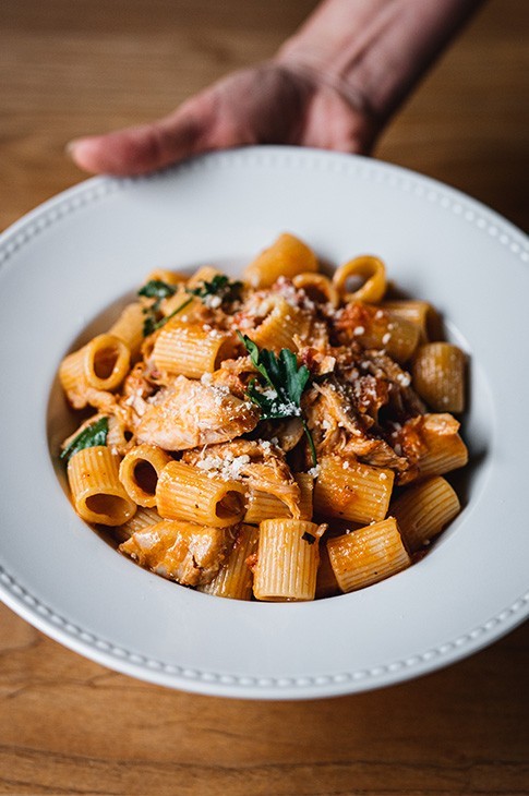 Ici, on mise sur les humbles pilons de poulet, la tomate et le basilic pour préparer en deux temps trois mouvements, un plat en sauce qui se marie parfaitement à nos mezzi rigatoni. À table!