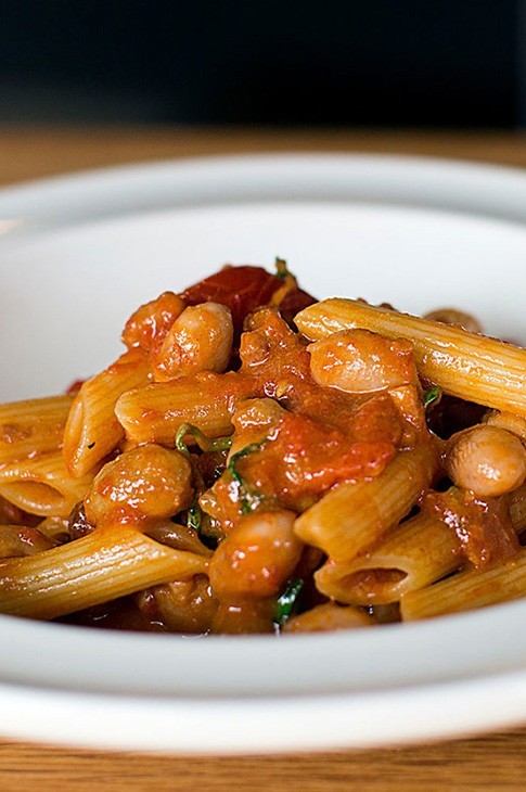 Pensez pasta e fagioli, mais une coche plus réconfortante. Ce plat se retrouve partout en Italie, car il est économique et simple — et qui dit simple en Italie, dit aussi satisfaisant. Pâtes et sauce Stefano, quelques ingrédients de plus et voilà un repas de semaine réglé !