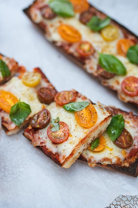 Cette pizza baguette est exactement ce qu'il faut pour les soirs où vous manquez de temps ou n'avez tout simplement pas envie de cuisiner. 