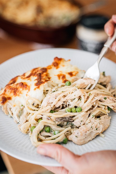 Le poulet tetrazzini se prépare rapidement et peut nourrir une foule. Vous pouvez utiliser du poulet rôti, de la viande hachée, ou même la rendre végétarienne en ajoutant des légumes comme le chou-fleur. 