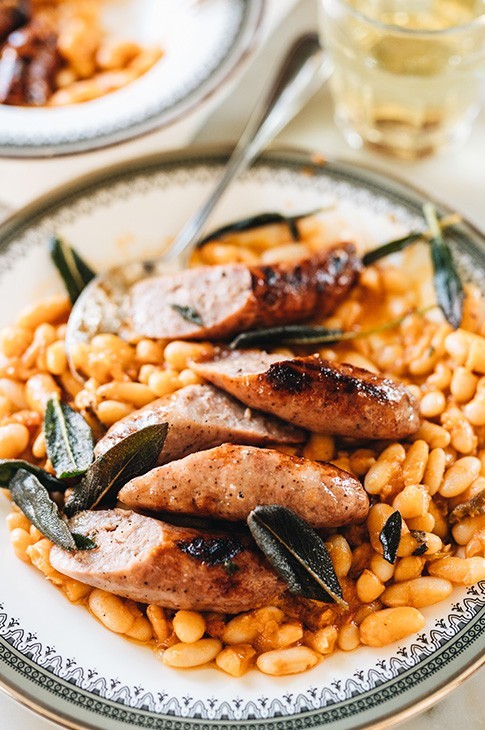 Des collines toscanes à votre salle à manger, ce plat typiquement campagnard se prend après une journée passée dehors, peu importe la saison. Les saucisses braisées sont bien accompagnées d'une salade simple ou de la verdure fraîche. N'oubliez pas la baguette pour saucer l'assiette!