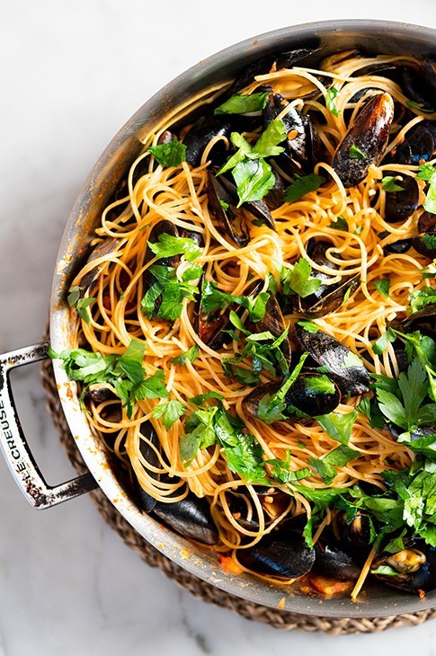 Vous voyez-vous sur le bord de mer avec un verre de vin blanc ou de rosé bien frais en mangeant un spaghetti marina avec des moules? Vous êtes pas tout seul. Marinara ou «à la marinière» est une sauce typique des villes côtières italiennes. C'est un repas sans prétention qu'on retrouve principalement dans les trattorias avoisinantes sur les bords de mer. Du dépaysement dans un plat!