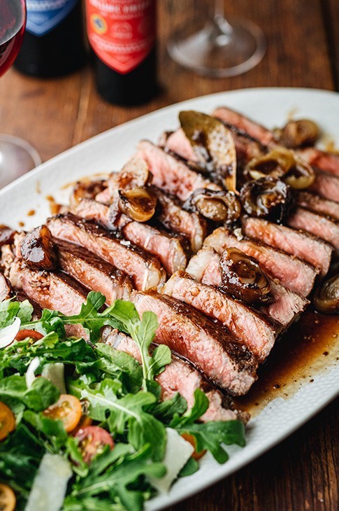 Steak tagliata, un plat à partager! Tagliata vient du verbe tagliare, qui veut dire couper. Je le sers avec de la roquette, des copeaux de parmesan, un filet d'huile d'olive extra vierge, du vinaigre balsamique et des cipollinis aigres-doux pour un extra oumph. Ça, c'est le bonheur!