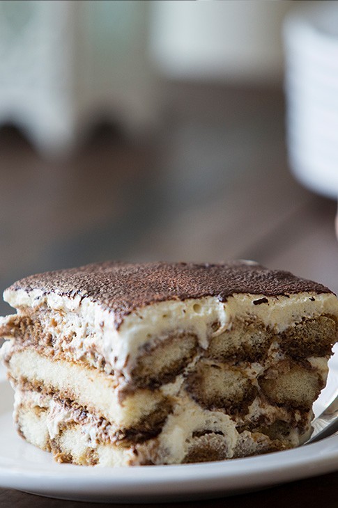 Qui ne connait pas le tiramisù? Ce fameux dessert italien qui nous vient de la région de la Vénétie fait de riche mascarpone et de génoise imbibée de café.