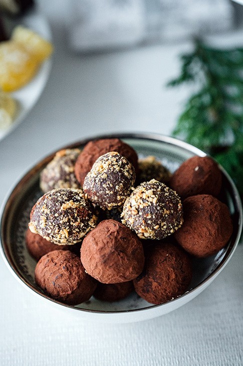 Qui aurait pu croire que 5 petits ingrédients suffisent pour créer ces petites merveilles? Et comme si ce n’était pas assez, ces truffes peuvent être préparées à l’avance et congelées pour vous faciliter encore plus la vie quand vient le temps de faire des petits cadeaux ou d’offrir une bouchée sucrée aux invités.