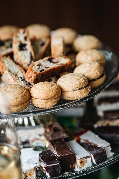 Ces « baisers de dames » tirent leur origine de la ville de Tortona dans le Piémont, une région où les noisettes poussent en abondance. Fourrés de tartinade noisettes cacao Stefano, ces biscuits sont à la fois craquant et crémeux et absolument délicieux.