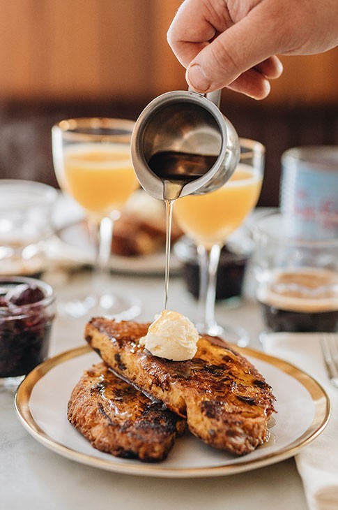 Voilà une idée pour un brunch qui sort de l'ordinaire. Une version de luxe du pain doré traditionnel où on remplace le pain par du panettone qu'on coupe en tranches épaisses et qu'on fait tremper dans un mélange d'oeufs, lait, cannelle et vanille.