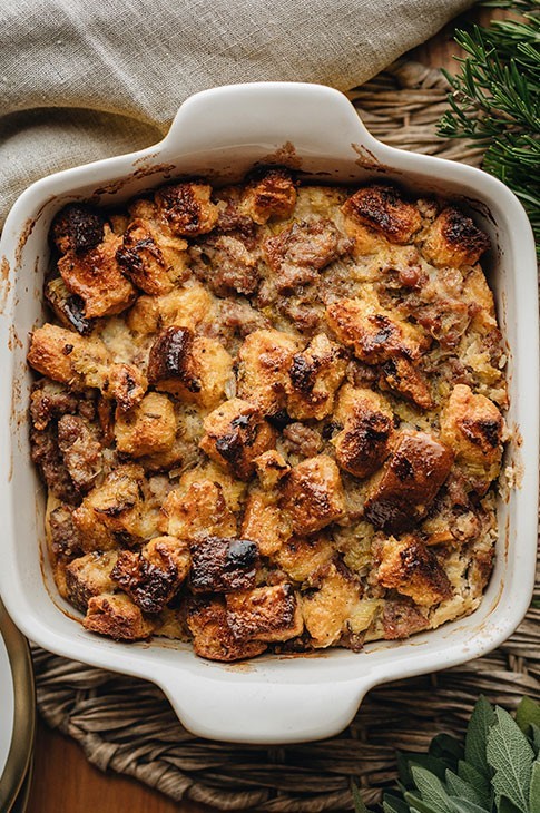 La farce: un classique des grandes tablées des fêtes! Ici, on a mis notre touche italienne en remplaçant le pain par du panettone pour une touche sucrée et en y ajoutant de la chair de saucisses italiennes au fenouil. Facile à réaliser, se réchauffe bien le lendemain et s'accompagne de légumes verts.