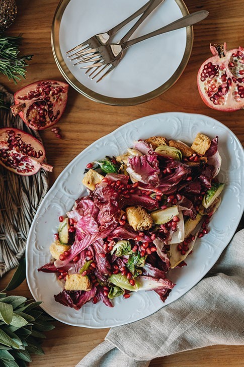 C'est peut-être aussi comme ça chez vous, quelques jours après les Fêtes, il reste encore du panettone et on aimerait manger léger. La solution se trouve en Toscane! Voici une salade que j'adore. Le panettone grillé remplace les croutons et ajoute une touche de sucré à cette salade panzanella.