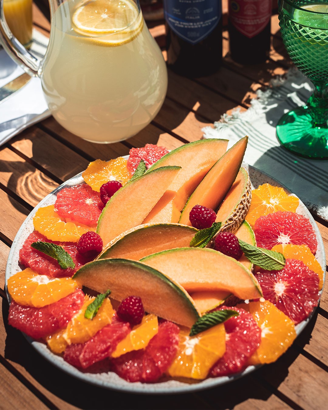 Oui, oui, tout un service réservé aux fruits! Avant d’attaquer le dessert, les Italiens savourent quelques bouchées de fruits saisonniers bien mûrs qui sont généralement servis sur une belle assiette de présentation. C’est une étape délicieuse, mais c’est aussi un bon moyen de prendre une pause fraîcheur après les quatre premiers services. 