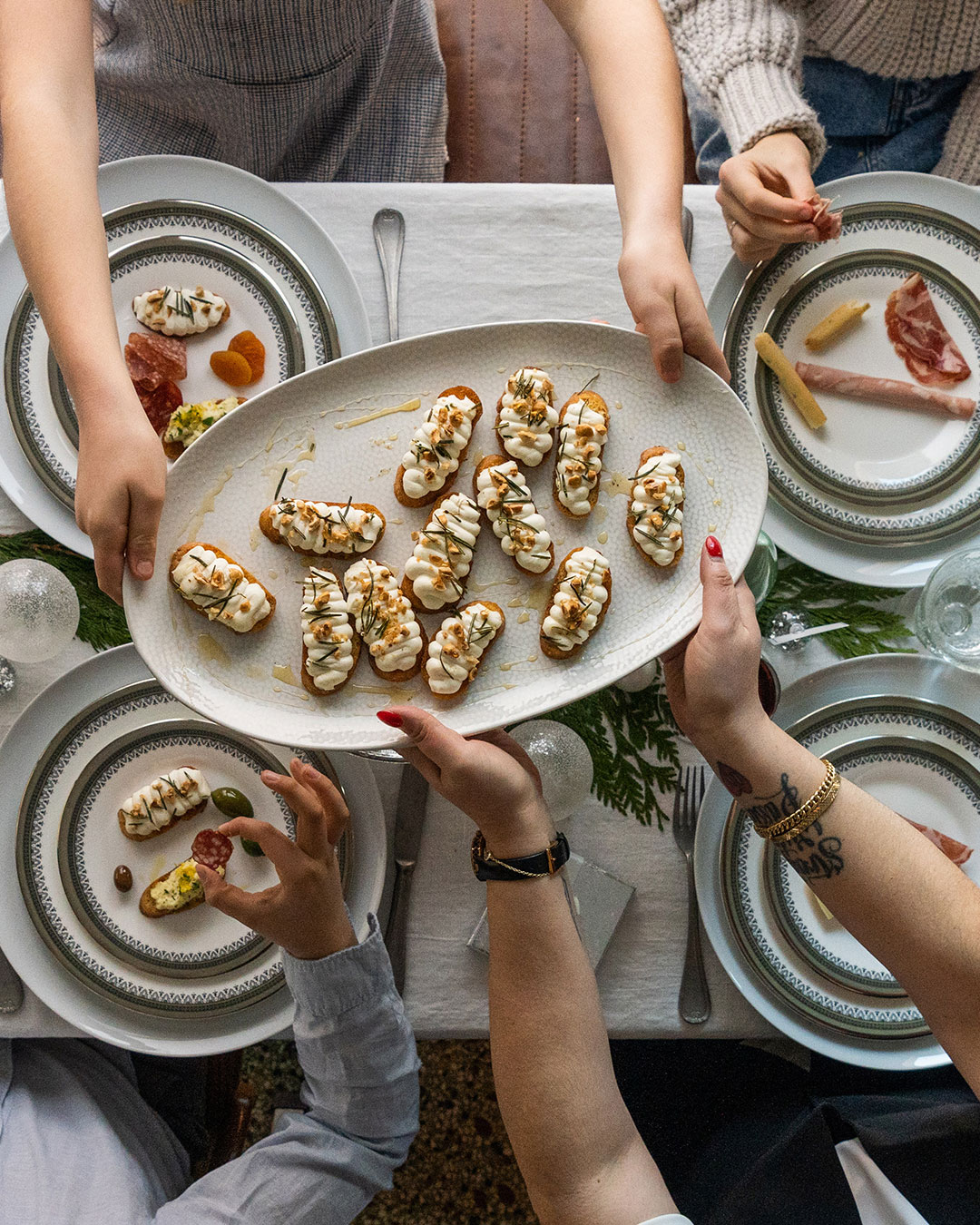 En Italie, les repas complets s’étirent généralement sur plusieurs heures. Ce sont des rassemblements intergénérationnels durant lesquels on prend vraiment le temps de savourer les plats et la compagnie des gens assis autour de la table. On a tous besoin d’un peu plus de temps de qualité dans nos vies, non? Alors, si vous avez reçu une invitation en bonne et due forme de la part d’une nonna ou si vous cherchez tout simplement à faire comme les Italiens, voici le topo complet des différents services qui composent une tablée italienne traditionnelle.