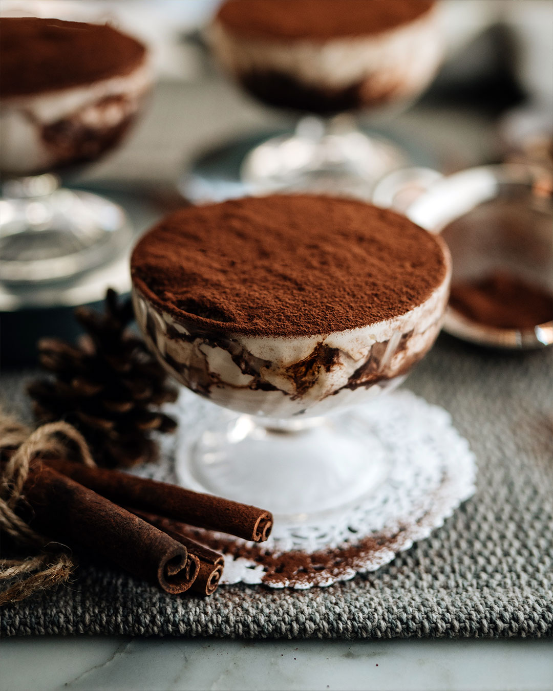 Une simple bouchée de notre décadent tiramisù c'est comme un voyage jusque dans les fins fonds de l’Italie. Sans décalage horaire.