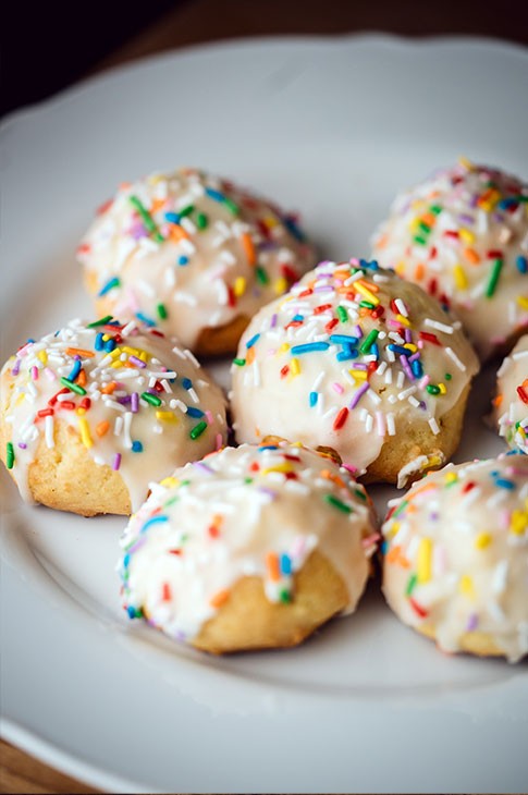 Pour célébrer la tradition des fêtes de Pâques, pour souligner le retour du printemps après des mois de grisaille, ou juste pour mettre un peu de confettis dans notre quotidien, on se tourne sans hésiter vers ces petits biscuits citronnés. La ricotta fournit une bonne dose de douceur et d’onctuosité, tandis que le citron s’occupe d’égayer le tout. 