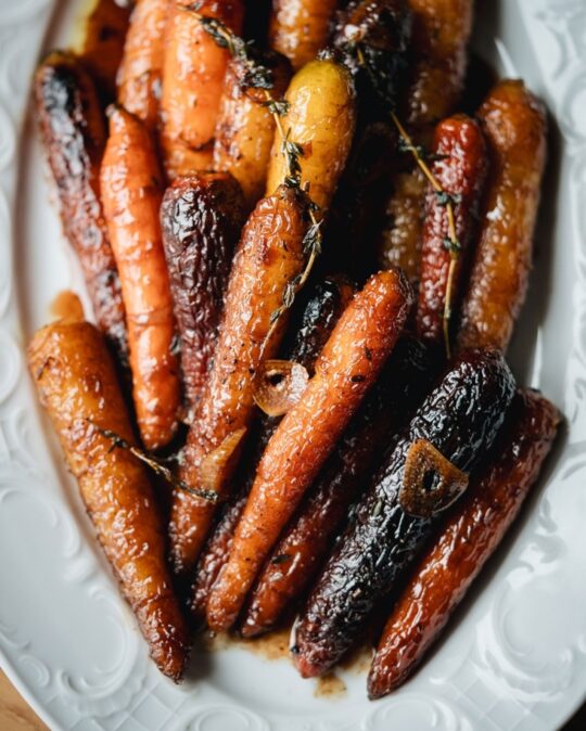 The maple and balsamic vinegar duo ensures the carrots are caramelized to perfection while also introducing a delicious, balanced, sweet flavour. It’s the perfect contorno for your Easter feast and a perfect everyday side dish.
