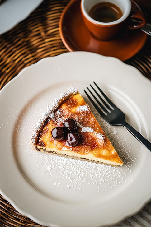 Un peu gâteau au fromage, un peu tarte, cette crostata fruitée et moelleuse est un peu beaucoup irrésistible.