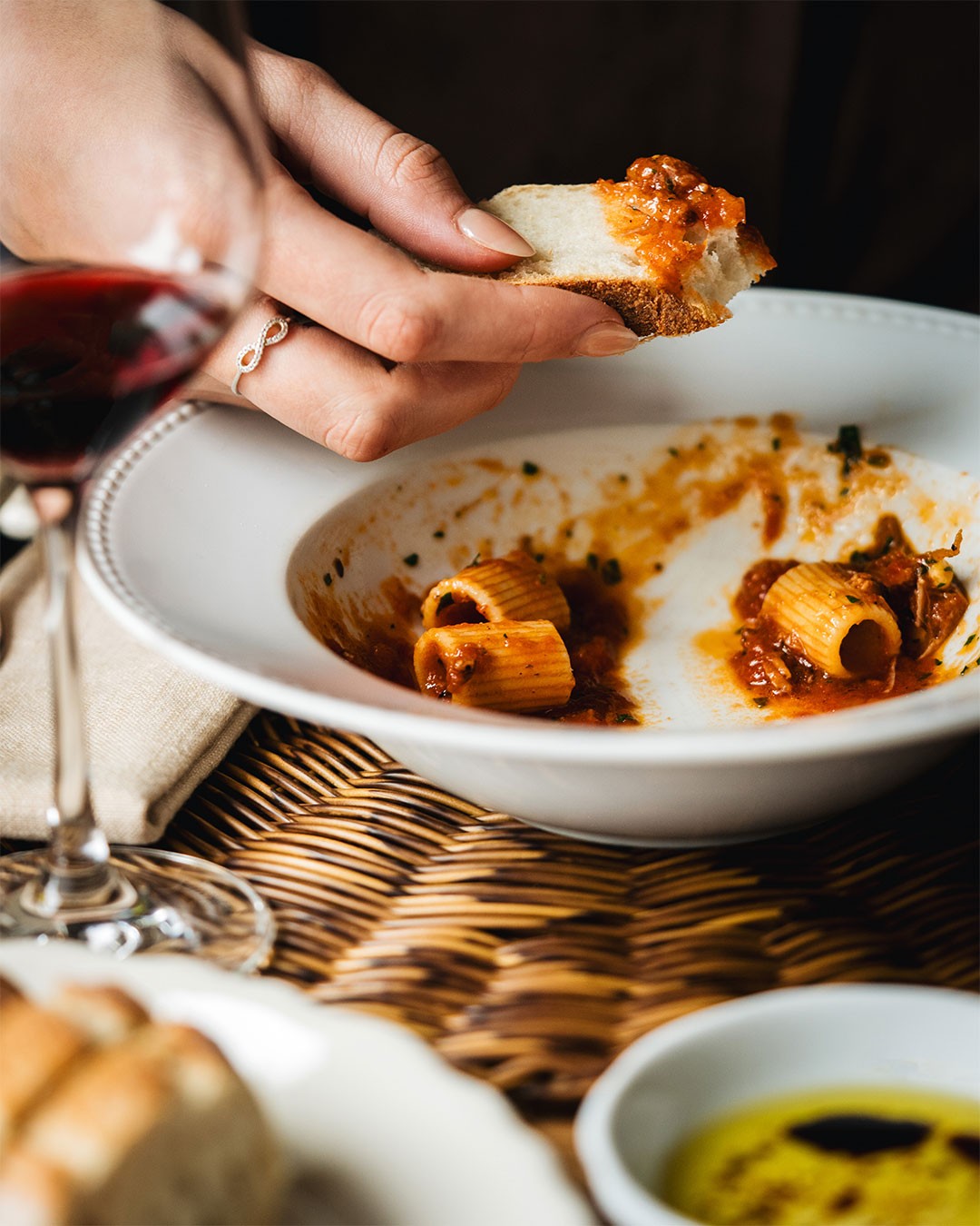 Fare la scarpetta, c’est oui. Tout le monde aime le pain, mais les Italiens lui vouent une sorte de culte. Pour éviter de gâcher son appétit, on ne sort habituellement pas de pain — et pas de beurre non plus — en attendant le repas. On en grignote plutôt en même temps que le reste, et surtout, on se garde un bout de miche (et un peu de place) pour nettoyer l’assiette avec sa croûte! Ça s’appelle fare la scarpetta et on vous conseille fortement de faire trempette vous aussi.