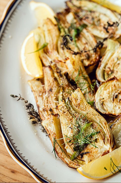 Les légumes occupent une place de choix dans la cuisine italienne, mais le fenouil est un véritable chouchou. Reconnu pour sa texture croquante et son petit côté anisé, on le mange cru, rôti, braisé, grillé, poêlé, et j’en passe. Cette version simple et raffinée du célèbre légume met en vedette de gros joueurs de la fraîcheur, dont le citron et l’estragon, mais aussi du parmesan et du vinaigre balsamique pour une rondeur gourmande.