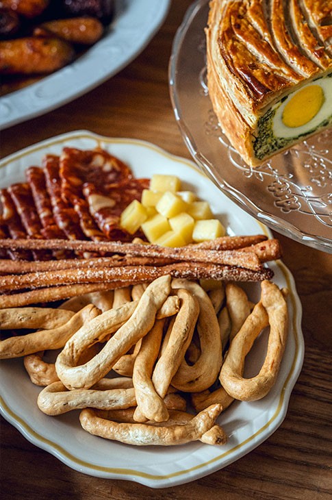 Ces taralli sont parfumés au fenouil pour une petite touche de fraîcheur qui rappelle le printemps, mais on pourrait très bien y aller aussi avec des flocons de piment ou des graines de sésame. Pour l’antipasto, on les accompagne de charcuterie, de fromage et de légumes marinés, et hop, le tour est joué!