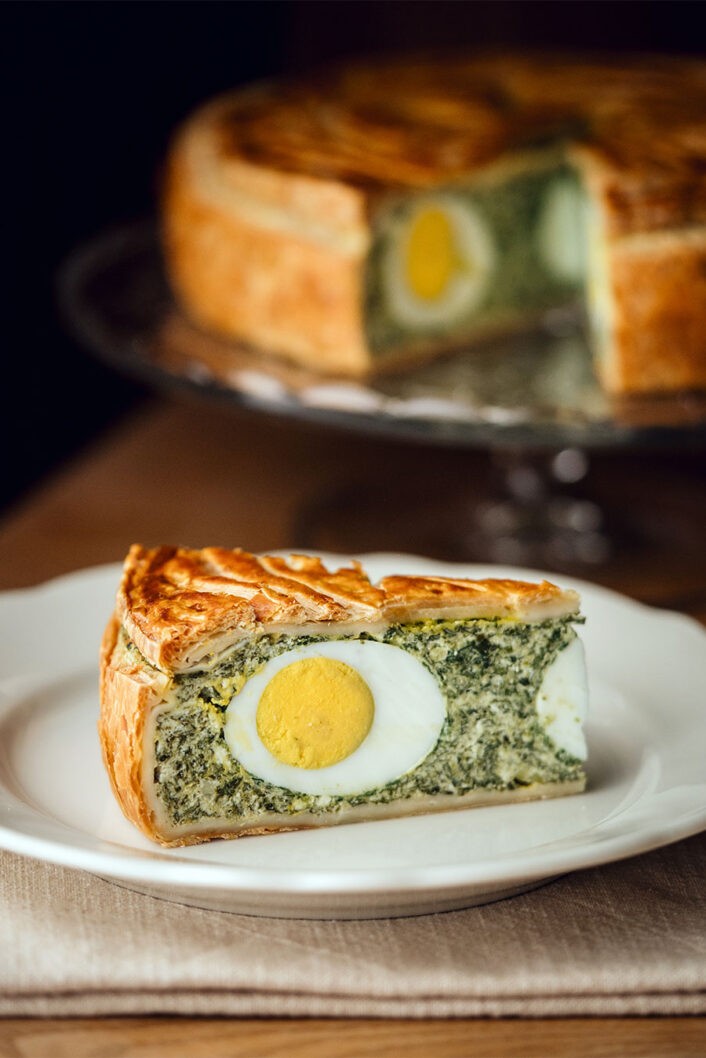 The savoury Italian torta pasqualina oozes spring, right down to its name—pasqualina meaning “Easter.” As you might have guessed, it’s the perfect Easter lunch showstopper! Filled to the brim with crunchy greens, silky ricotta, and whole eggs, the torta pasqualina is nutritious, festive and (most importantly) delicious.