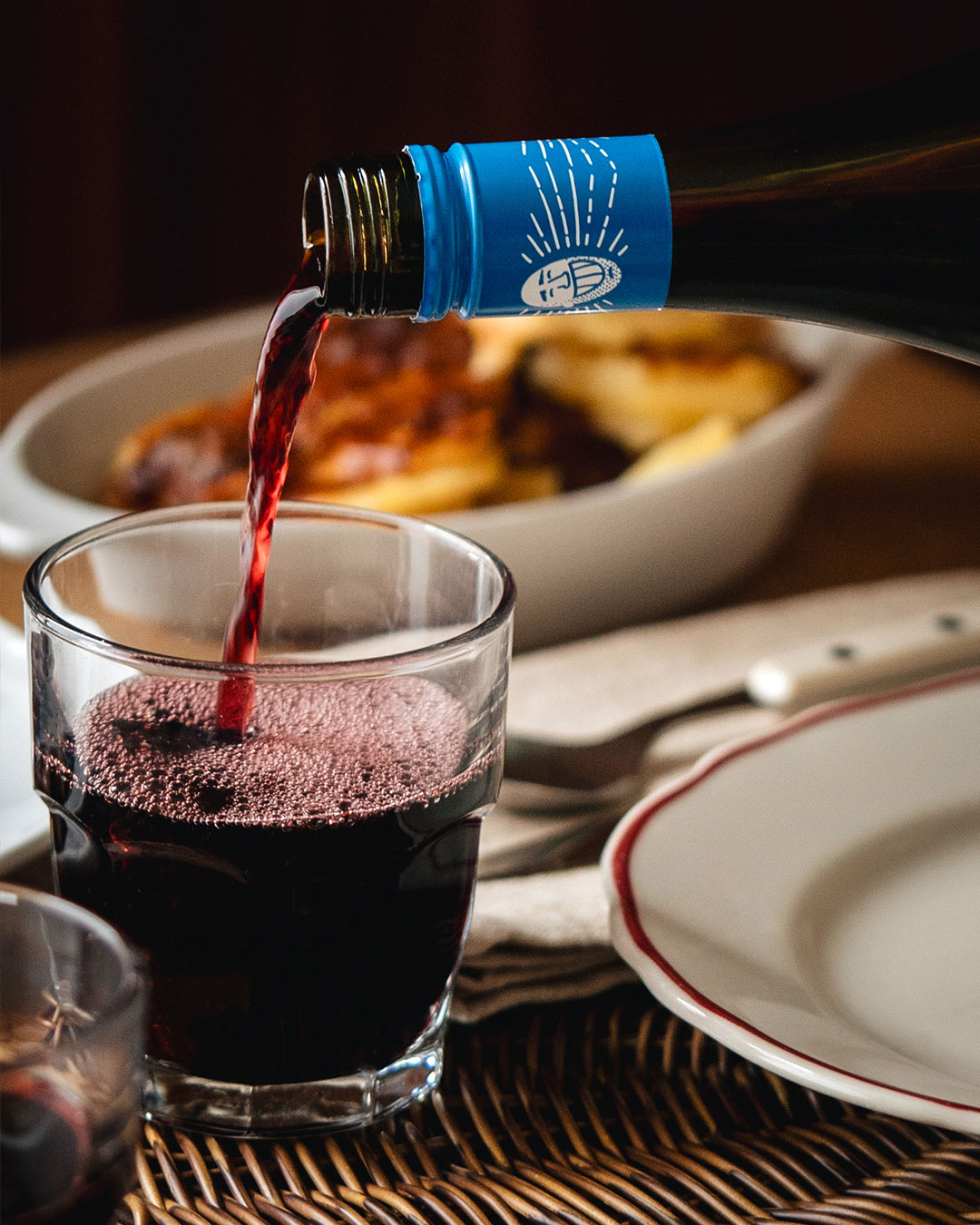 Les accords mets-vins en fonction du terroir, c’est oui. L’idée, c’est de servir un vin qui se rapproche géographiquement de la spécialité qu’on sert. Les vins et les plats issus d’un même terroir ont tendance à faire bon ménage et les Italiens sont fiers de leurs traditions régionales.