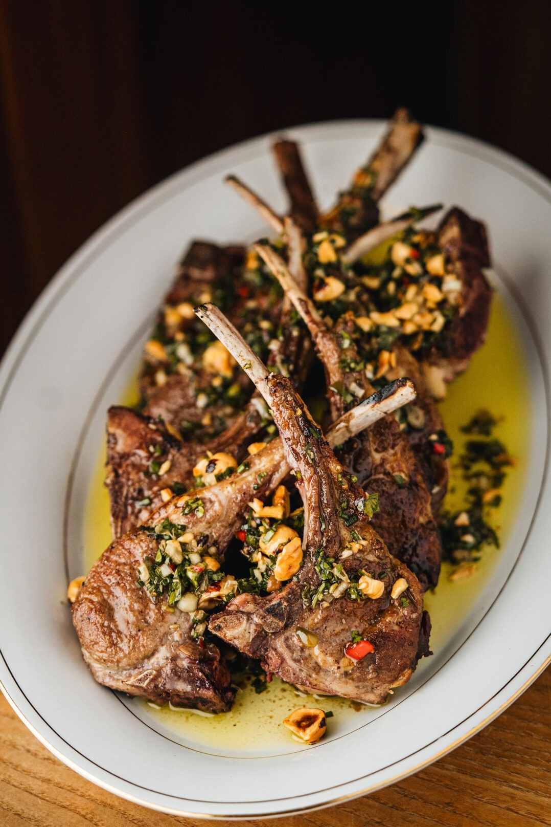 Côtelettes d’agneau grillées avec tapenade de noisettes