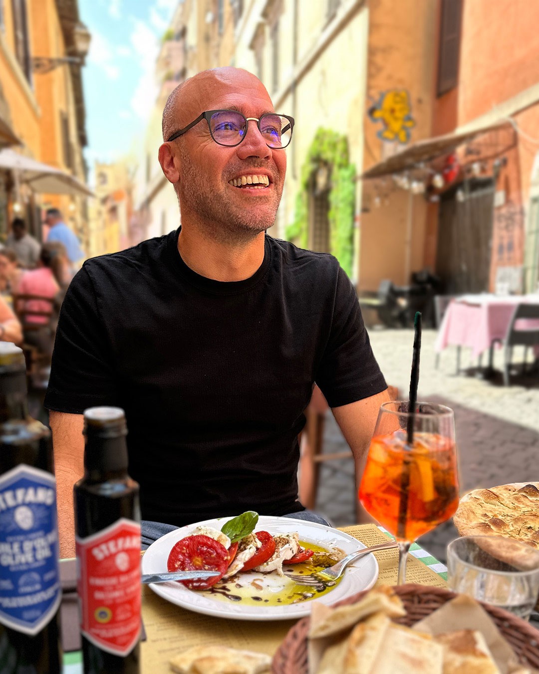 Juste par son apparence et sa saveur flamboyante, le spritz était voué à de grandes choses. Mais c’est surtout son profil parfaitement adapté aux joies de l’apéro qui en font une vedette de l’art de vivre à l’italienne.