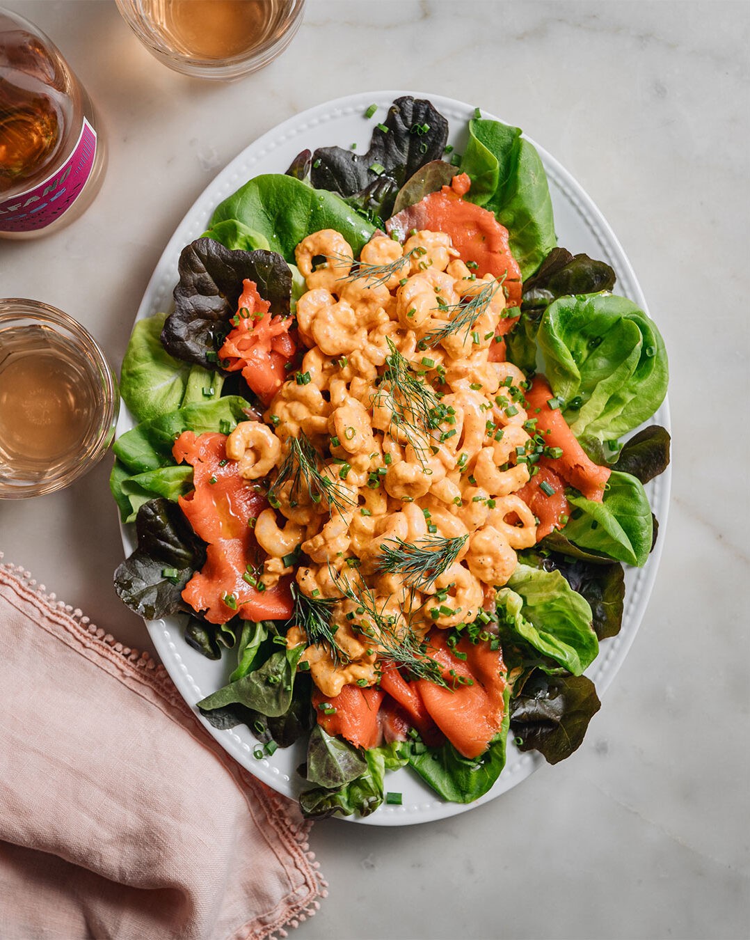 Notre cocktail de crevettes nordiques et de saumon fumé a un petit côté rétro-chic qui va à merveille avec les repas spéciaux du printemps comme la fête des Mères. La recette laisse toute la place à la délicatesse des incomparables produits de la mer, mais ne se gêne pas non plus pour ajouter de la rondeur avec la touche de salsa rosa classique. 