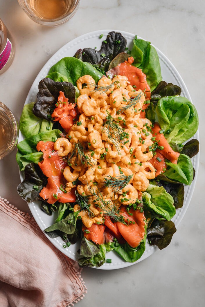 Notre cocktail de crevettes nordiques et de saumon fumé a un petit côté rétro-chic qui va à merveille avec les repas spéciaux du printemps comme la fête des Mères. La recette laisse toute la place à la délicatesse des incomparables produits de la mer, mais ne se gêne pas non plus pour ajouter de la rondeur avec la touche de salsa rosa classique.