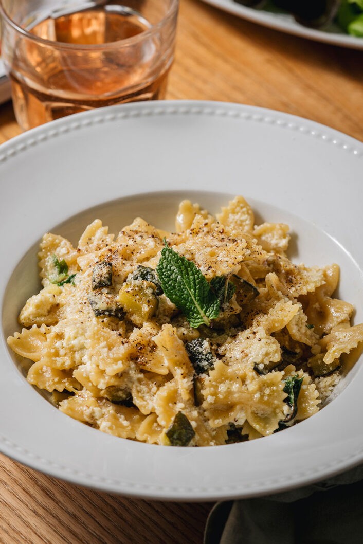 C’est littéralement le printemps dans l’assiette! Des pâtes en forme de papillons, du fromage frais, un légume vert, une touche de menthe, du citron : les longs mois d’hiver sont derrière nous! Cette recette verdoyante toute simple a des airs raffinés, mais sans le côté compliqué.