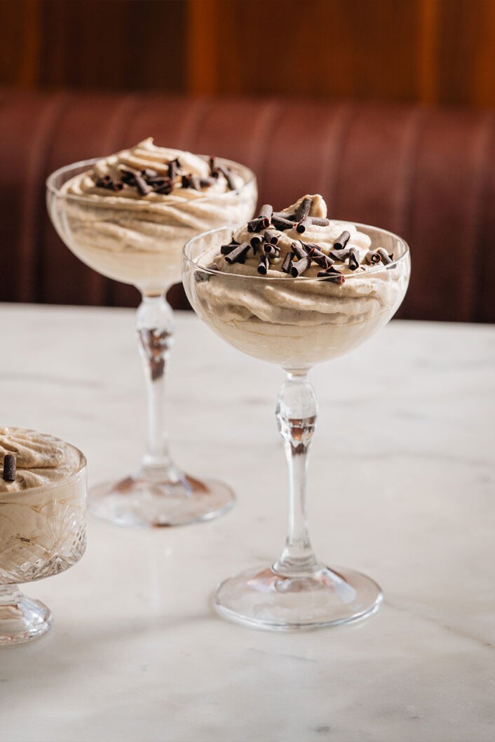 Difficile de faire plus aérien que ces petits nuages de mousse au café et à la ricotta. Vous y trouverez la douceur fromagée et le coup de fouet caféiné du tiramisù, avec en prime un temps de préparation ultra raccourci (10 minutes!) et une texture duveteuse comme ça se peut pas. Pour une bouchée sucrée express après une longue journée ou pour un dessert facile après un gros repas en famille, notre mousse a tout ce qu’il faut.