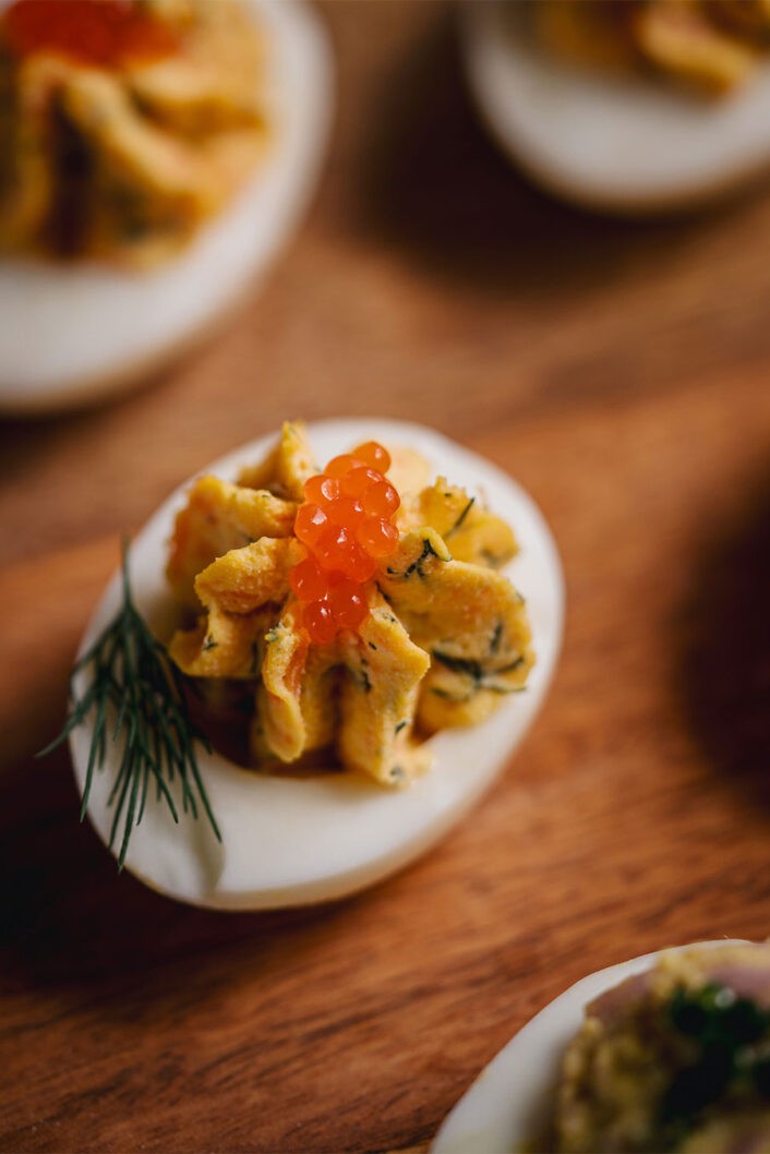 Ici, on vous propose trois variations ensoleillées d'oeufs mimosas inspirées de la Méditerranée. Vous avez un déjeuner-brunch-lunch de fête des Mère à l’horizon? Quelque chose me dit que ce trio d’œufs mimosas sera à sa place dans votre cuisine. 