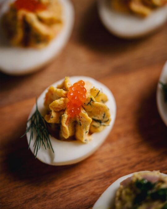 Vous avez un déjeuner-brunch-lunch de fête des Mère à l’horizon? Quelque chose me dit que ce trio d’œufs mimosas sera à sa place dans votre cuisine. Ici, on vous propose trois variations ensoleillées inspirées de la Méditerranée pour ajouter un peu de pep.