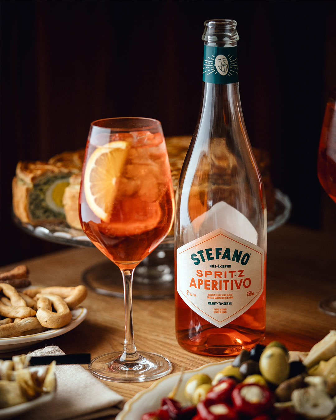 Notre nouveau Spritz Aperitivo Stefano, c’est un petit raccourci vers un moment de dolce vita à l’italienne simple et sophistiqué. Préparé avec notre vin blanc Catarratto, de l’eau gazéifiée et une infusion d’herbes et de zeste d’orange amère, c’est une solution prête-à-boire aussi pratique qu’authentique.