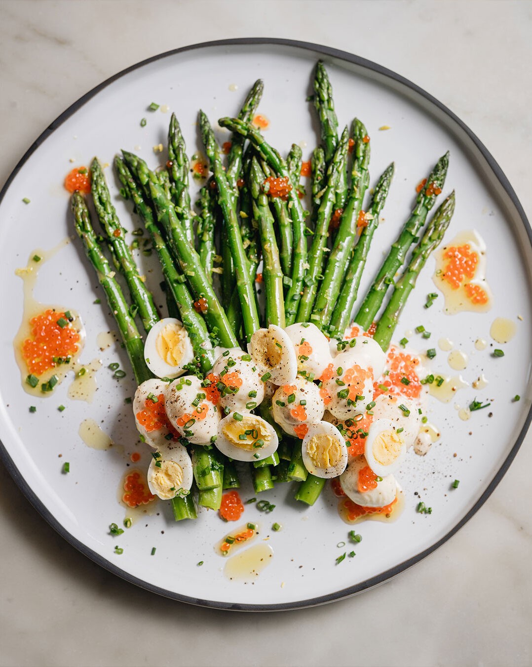 Juste à temps pour le printemps, on rehausse ces asperges de jolis œufs de caille tout fins et d’une mayo façon tonnato riche et relevée. La recette se prépare rapidement et simplement, mais elle a un indéniable je-ne-sais-quoi d’élégant.