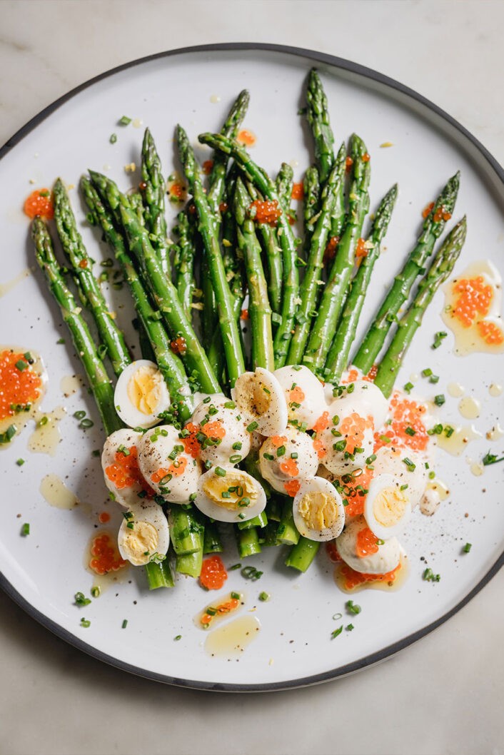 Juste à temps pour le printemps, on rehausse ces asperges de jolis œufs de caille tout fins et d’une mayo façon tonnato riche et relevée. La recette se prépare rapidement et simplement, mais elle a un indéniable je-ne-sais-quoi d’élégant.