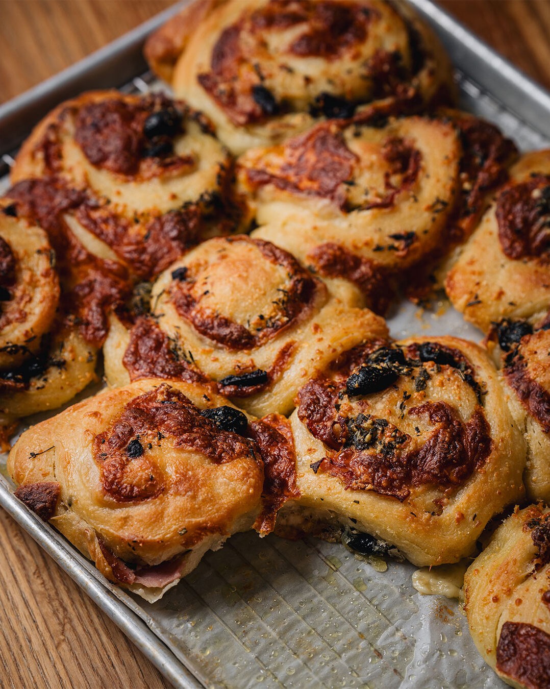 Quand on entend « jambon-fromage », on sait tout de suite que ce sera bon! Dans cette recette, le duo culte se refait une beauté à l’italienne grâce aux olives, au parmesan, au prosciutto cotto et à la belle poignée d’herbes fraîches.