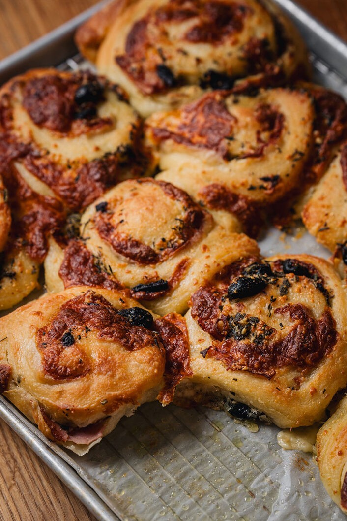 Quand on entend « jambon-fromage », on sait tout de suite que ce sera bon! Dans cette recette, le duo culte se refait une beauté à l’italienne grâce aux olives, au parmesan, au prosciutto cotto et à la belle poignée d’herbes fraîches.