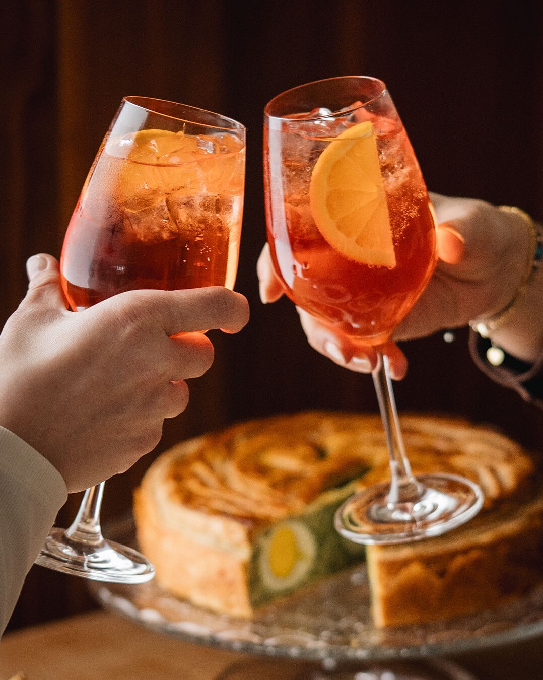 Le spritz: ce cocktail couleur coucher de soleil fait à partir de trois parts vin, deux parts amaro, une part eau pétillante et beaucoup de glace, est devenu l’emblème du 5 à 7 à l’italienne et une véritable vedette internationale.