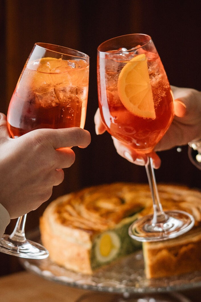 Le spritz: ce cocktail couleur coucher de soleil fait à partir de trois parts vin, deux parts amaro, une part eau pétillante et beaucoup de glace, est devenu l’emblème du 5 à 7 à l’italienne et une véritable vedette internationale.