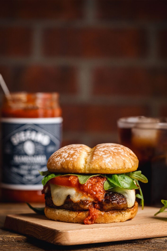 Est-ce que l’été serait vraiment l’été sans un vrai bon burger maison? Cette fois-ci, on vous propose une twist on ne peut plus italienne et une solution vraiment pas compliquée pour les repas pressés quand on a hâte de retourner jouer dehors. Ça commence par nos boulettes ou saucisses Stefano parfaitement assaisonnées et ça continue sur les chapeaux de roues avec une belle touche doublement tomatée et fromagée, et un petit coup de beurre à l’ail. 