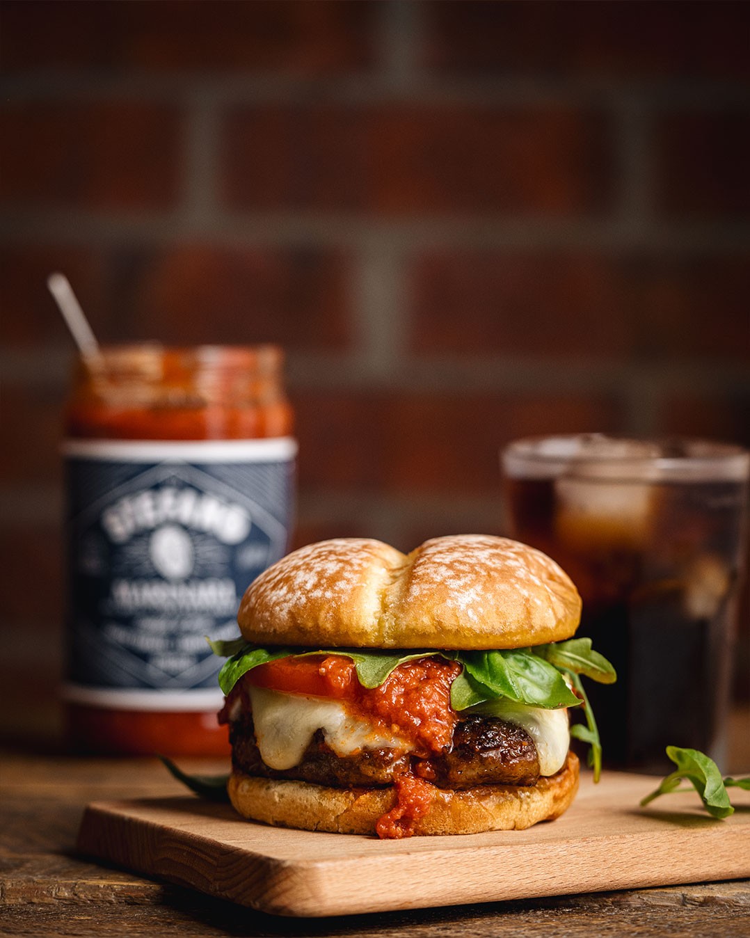 Est-ce que l’été serait vraiment l’été sans un vrai bon burger maison? Cette fois-ci, on vous propose une twist on ne peut plus italienne et une solution vraiment pas compliquée pour les repas pressés quand on a hâte de retourner jouer dehors. Ça commence par nos boulettes ou saucisses Stefano parfaitement assaisonnées et ça continue sur les chapeaux de roues avec une belle touche doublement tomatée et fromagée, et un petit coup de beurre à l’ail. 