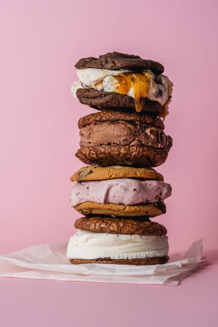 La version italienne de ce classique nostalgique de nos étés a de quoi vous faire retomber en enfance. Des biscuits maison riches et chocolatés, une belle boule de votre onctueux gelato Stefano préféré, quelques petits flocons de sel qui craquent sous la dent : ça va être difficile de s’en passer! En plus, vous pouvez prendre de l’avance et en garder quelques-uns au congélo pour les collations ensoleillées ou les desserts improvisés. 
