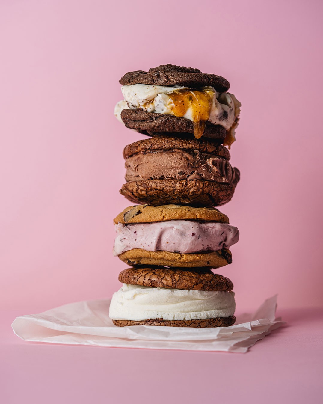 La version italienne de ce classique nostalgique de nos étés a de quoi vous faire retomber en enfance. Des biscuits maison riches et chocolatés, une belle boule de votre onctueux gelato Stefano préféré, quelques petits flocons de sel qui craquent sous la dent : ça va être difficile de s’en passer! En plus, vous pouvez prendre de l’avance et en garder quelques-uns au congélo pour les collations ensoleillées ou les desserts improvisés. 