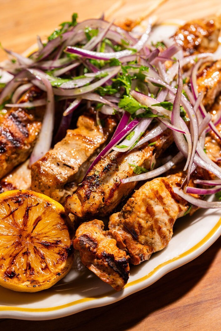 Attention les fous de BBQ : on a une belle découverte pour vous! On ne voudrait surtout pas mettre trop de pression sur les épaules des arrosticini, mais on est pas mal certain que vous trouverez vous aussi que ces belles petites brochettes parfaitement dorées sont la délicieuse simplicité incarnée.