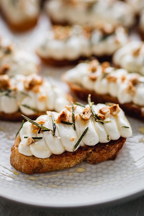 Crostinis ricotta, noisettes et miel à la truffe