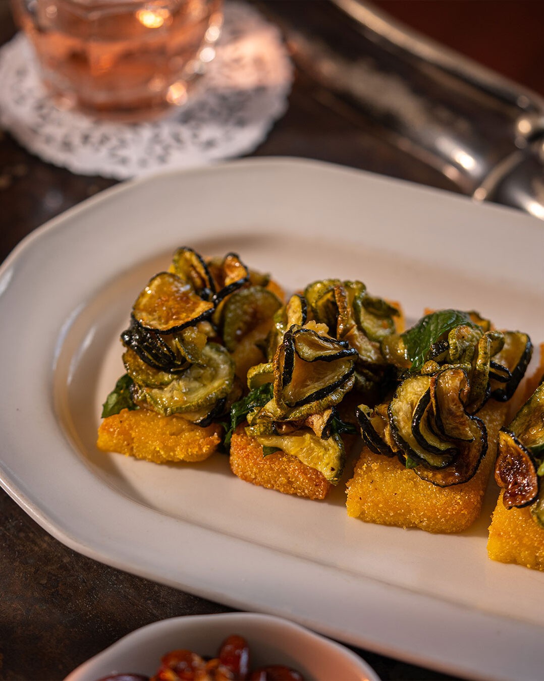 Bruschetta de polenta avec zucchini alla scapece