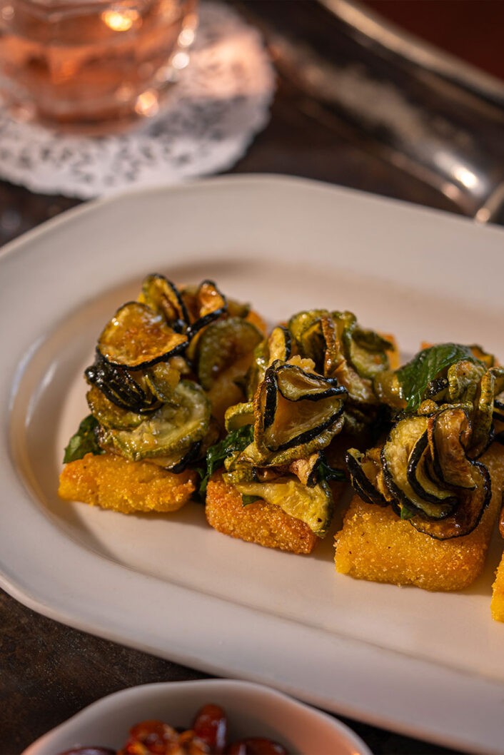 Bruschetta de polenta avec zucchini alla scapece