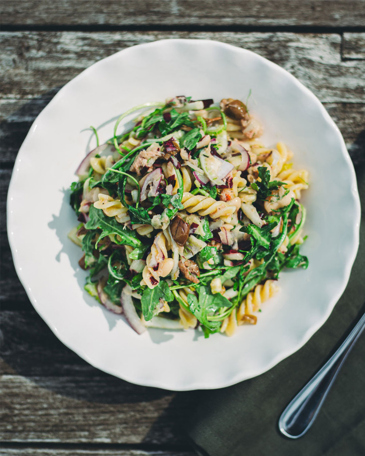 Salade de pâtes au thon et au haricots blancs avec radicchio, fenouil et roquette