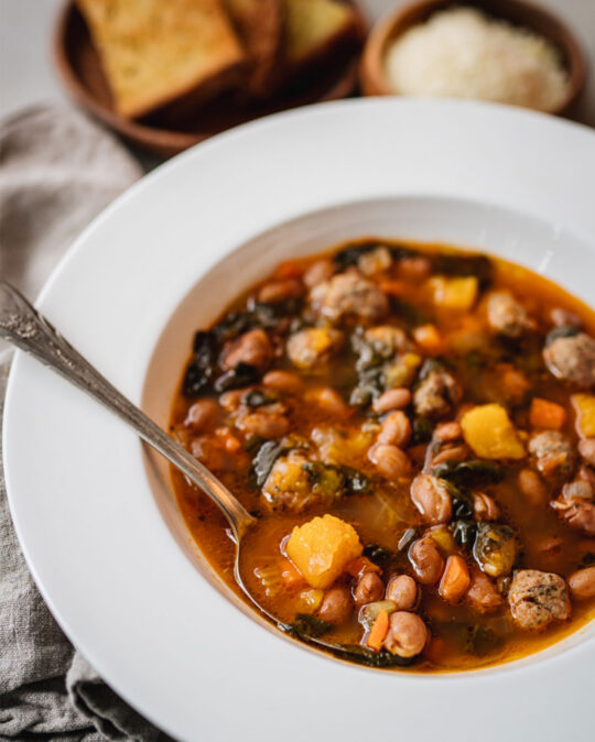 Minestrone aux boulettes dans un bol