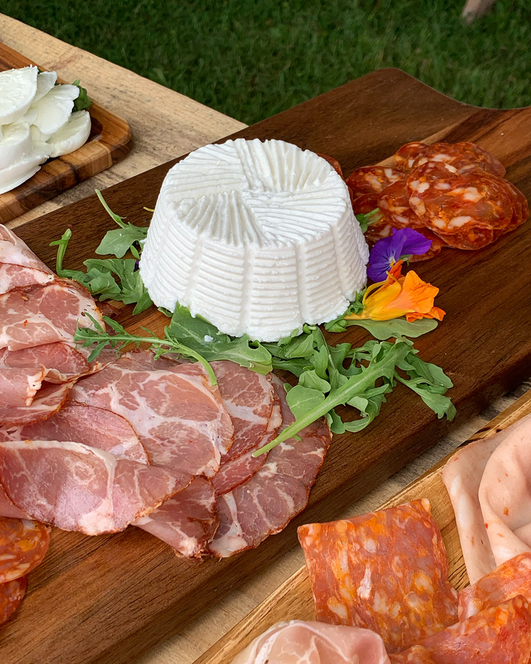 Du fromage ricotta sur un plateau de charcuteries